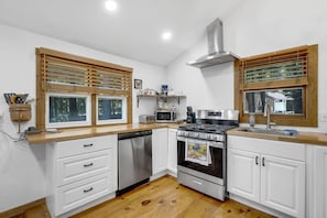 Fridge, microwave, oven, stovetop - WInni Getaway | Games + Fire Pit | Lakes Region (Moultonborough)