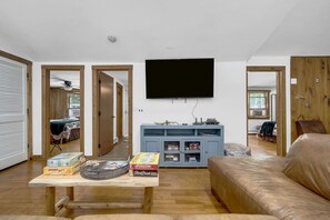 Smart-tv, een open haard, videospelletjes en tafelvoetbal