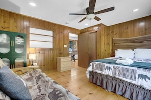 4 bedrooms, desk, travel cot, free WiFi - WInni Getaway | Games + Fire Pit | Lakes Region (Moultonborough)