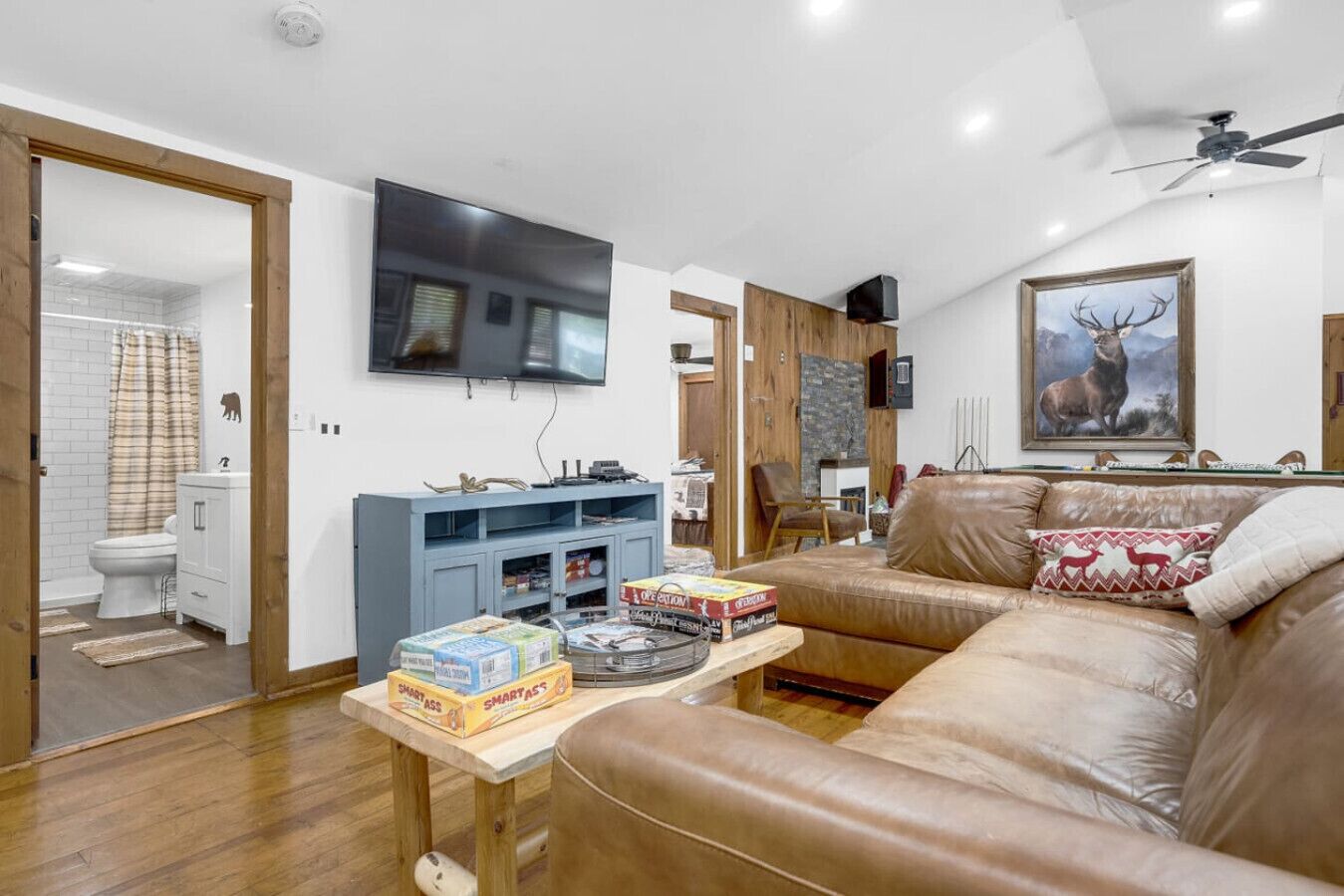 Älytelevisio, takka, videopelejä, pöytäjalkapallopöytä