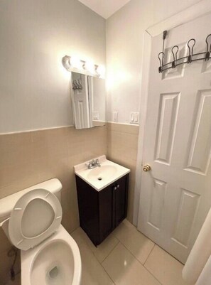 Secadora de cabello, toallas, jabón, papel de baño 