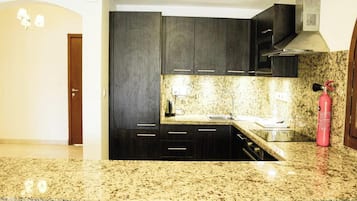 Frigorífico, microondas y utensilios de cocina