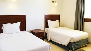 2 dormitorios, tabla de planchar con plancha, ropa de cama