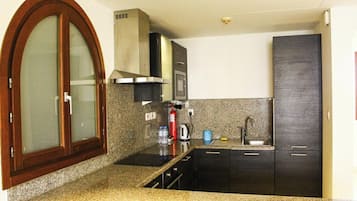 Frigorífico, microondas y utensilios de cocina