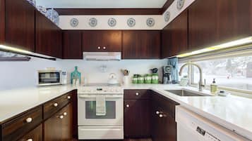 雪櫃、微波爐、焗爐、爐具