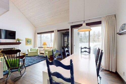 Charming Black Butte Ranch getaway on the golf course, dog-friendly with A/C