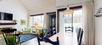 Charming Black Butte Ranch getaway on the golf course, dog-friendly with A/C