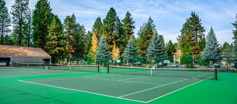 Charming Black Butte Ranch getaway on the golf course, dog-friendly with A/C