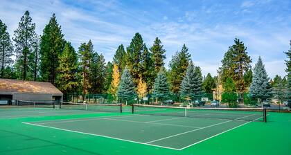 Charming Black Butte Ranch getaway on the golf course, dog-friendly with A/C