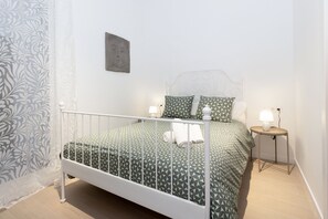 2 bedrooms, iron/ironing board, Internet, bed sheets