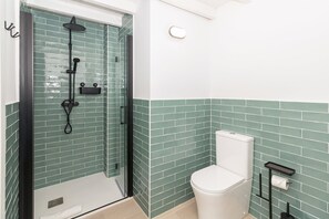 Douche, sèche-cheveux, serviettes fournies