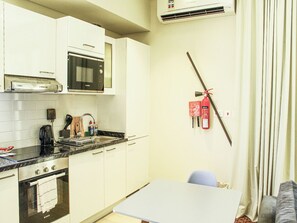 Kjøleskap, mikrobølgeovn og kjøkkenutstyr