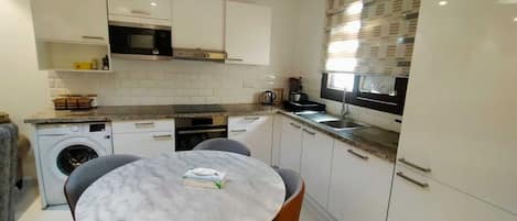 Réfrigérateur, micro-ondes, batterie de cuisine, vaisselle et ustensiles