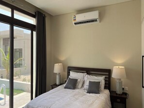 1 sovrum, strykjärn/strykbräda och sängkläder