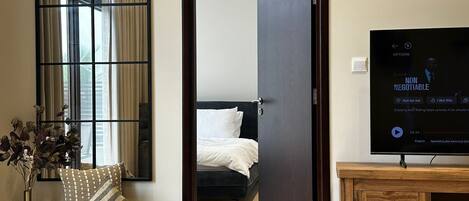 1 quarto, ferros/tábuas de passar roupa, roupa de cama