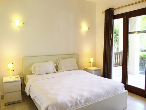 Tranquil Marina View Retreat