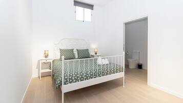 2 slaapkamers, een strijkplank/strijkijzer, internet, beddengoed