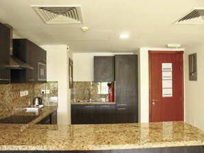 Fridge, microwave, cookware/dishes/utensils - Relaxing 2-Bedroom Marina Escape (Salalah)