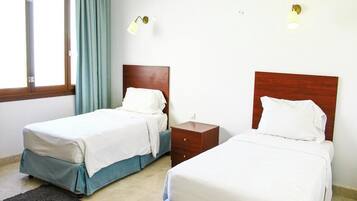 2 dormitorios, tabla de planchar con plancha, ropa de cama