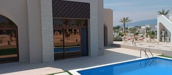 Cozy 2-Bedroom Poolside Haven