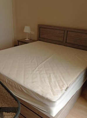 2 bedrooms, iron/ironing board, bed sheets