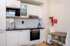 Refrigerador, microondas y utensilios de cocina 