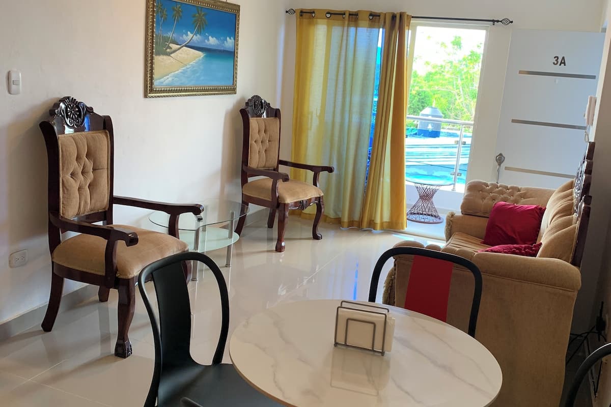 Comfort Triple Room, City View | Living area