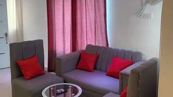 Comfort Double Room, City View | Living area