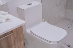 Sèche-cheveux, serviettes fournies, savon, shampoing