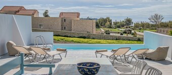 Mythos villa 8,pool,Walking distance to beach