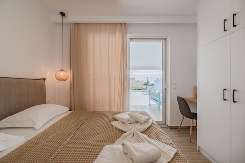 Mythos villa 9,pool,Walking distance to beach