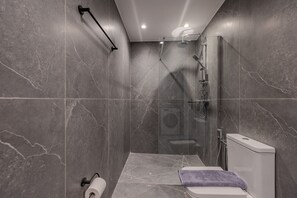 Dusch, hårtork, handdukar och schampo