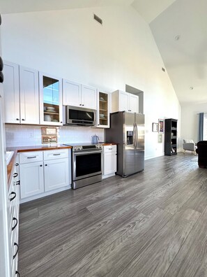 Frigorífico, microondas, horno y placa de cocina