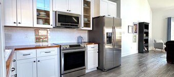 Bayou Getaway - Charming 1-bedroom house on a pond in tranquil Breaux Bridge, LA