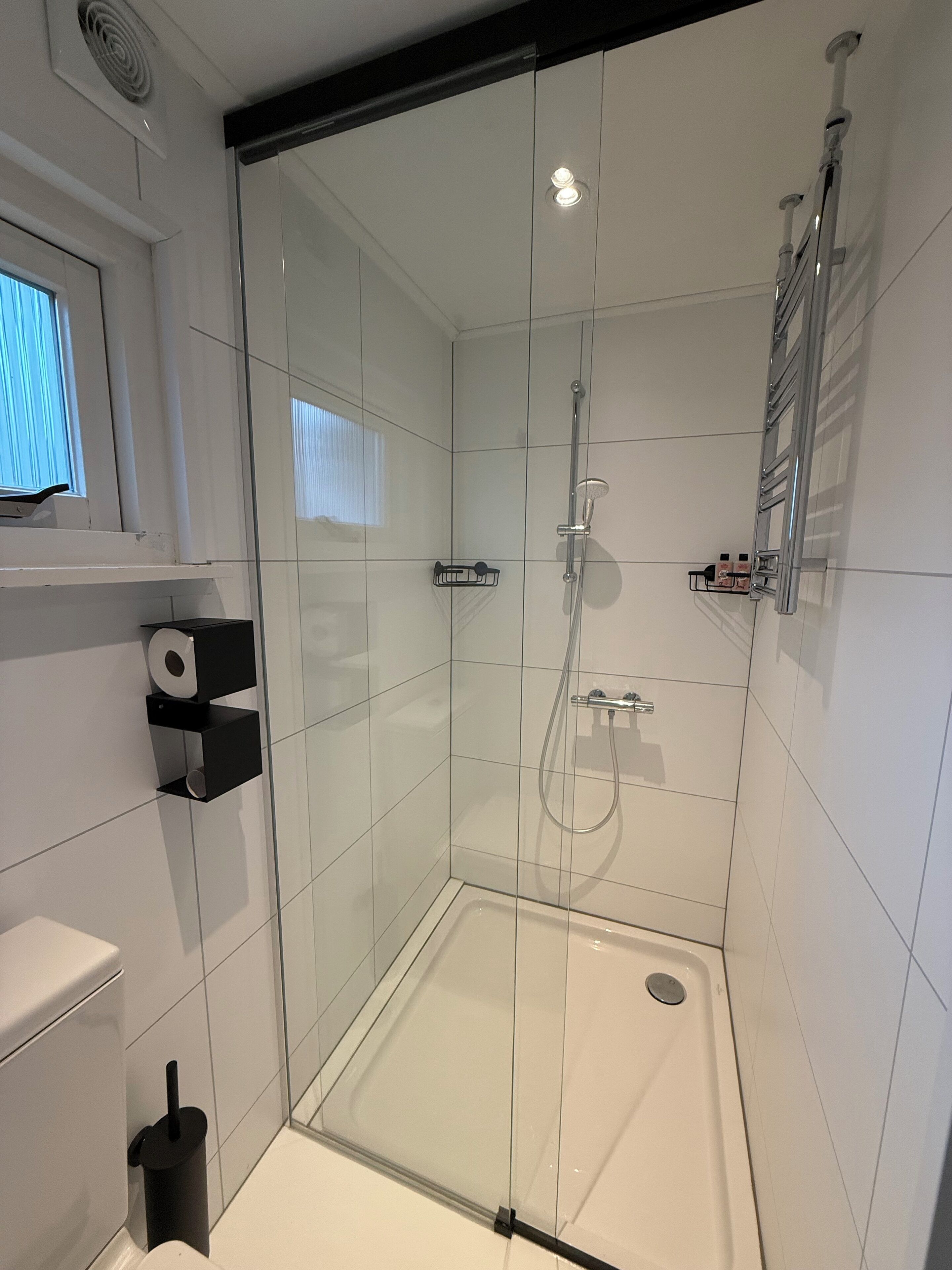 Een douche, zeep, shampoo, toiletpapier