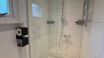 Een douche, zeep, shampoo, toiletpapier