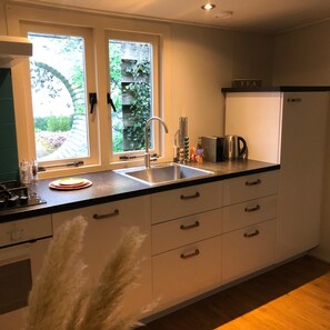 Geladeira, fogão, lava-louças, cafeteira/chaleira