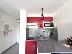 Kühlschrank, Ofen, Wasserkocher mit Kaffee-/Teezubehör, Wasserkocher
