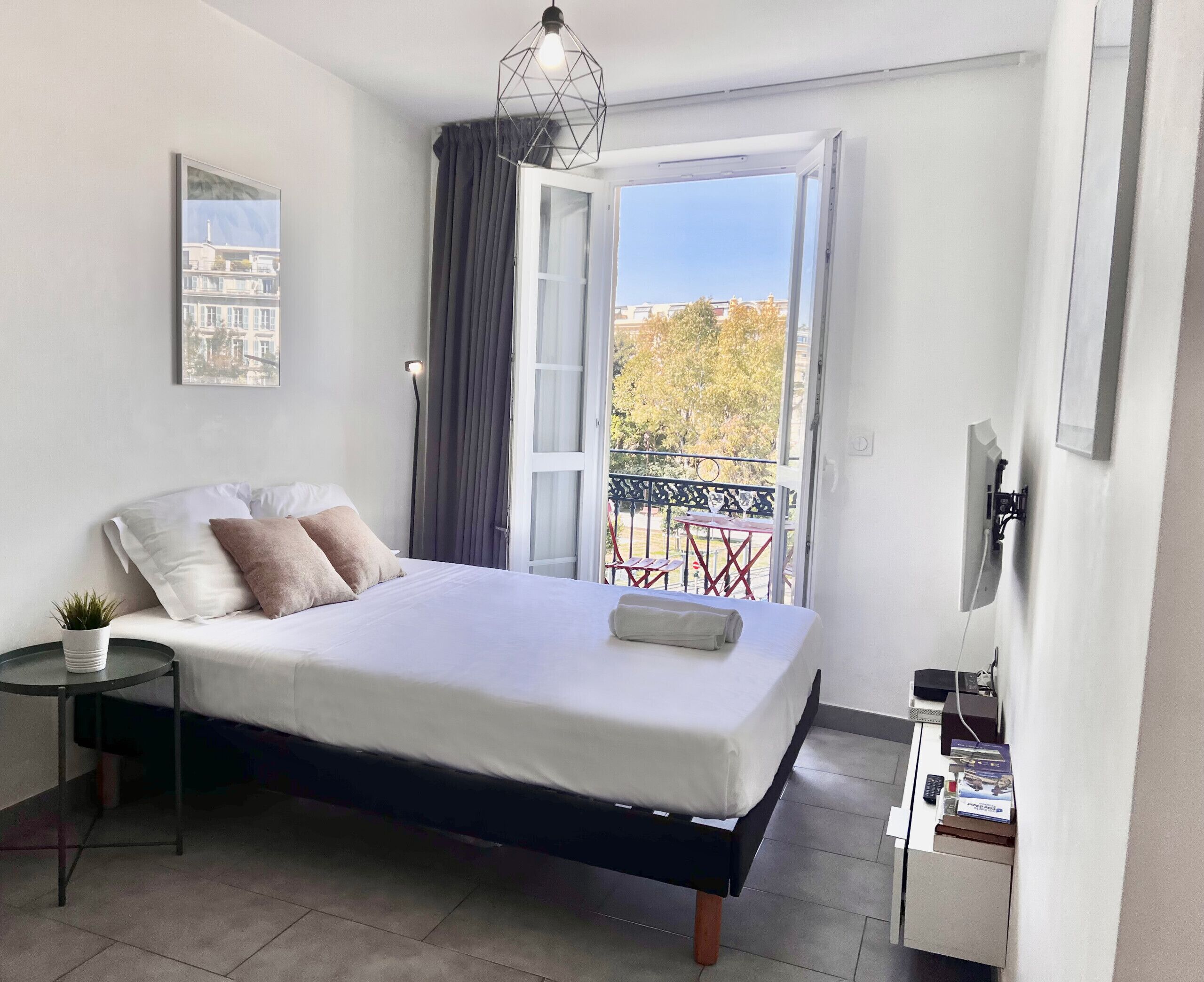 Een strijkplank/strijkijzer, gratis wifi, beddengoed