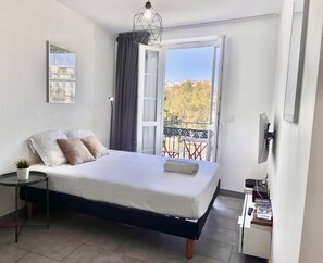 Iron/ironing board, free WiFi, bed sheets