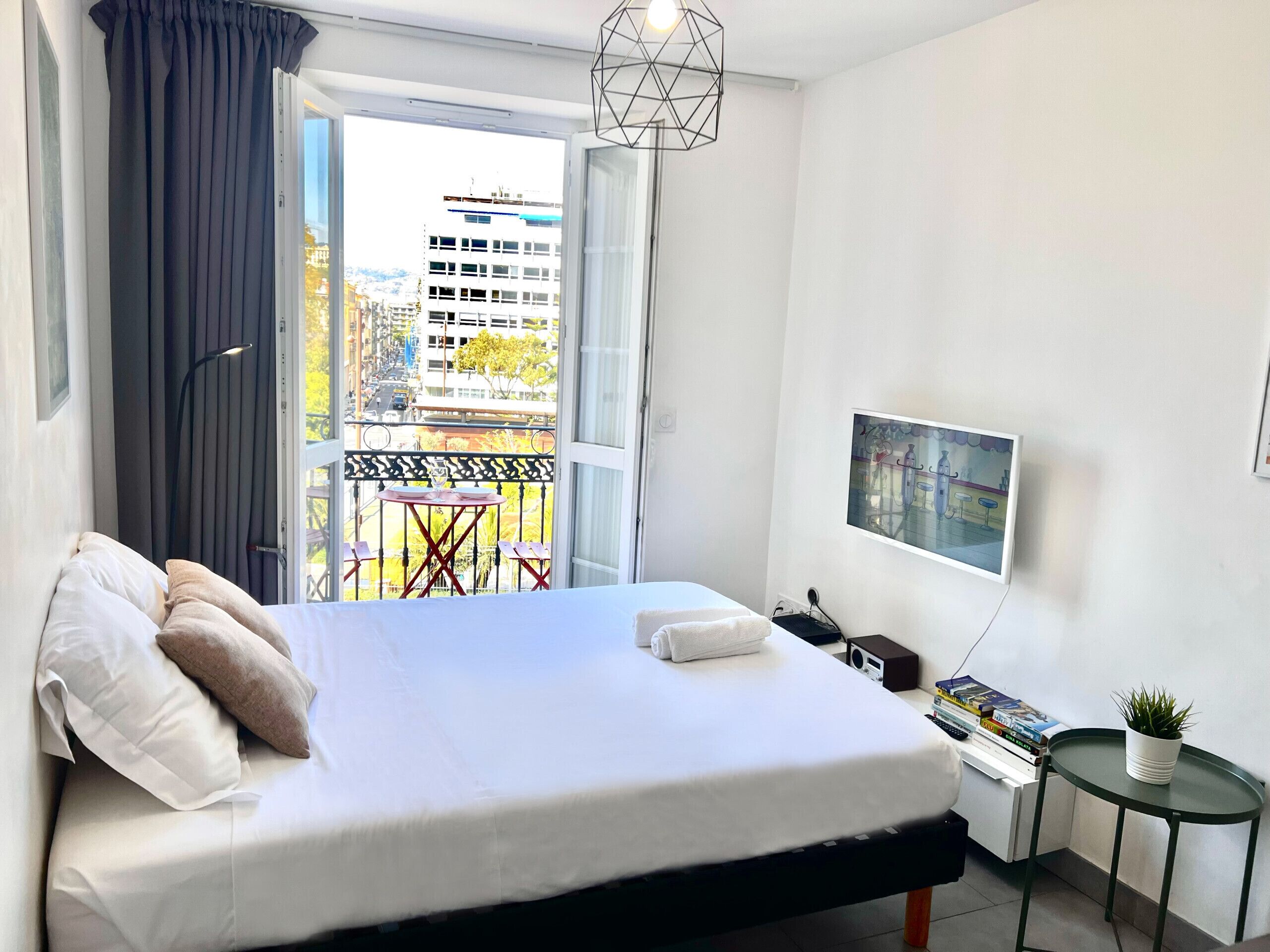 Iron/ironing board, free WiFi, bed sheets