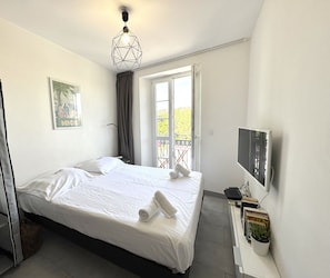 Een strijkplank/strijkijzer, gratis wifi, beddengoed