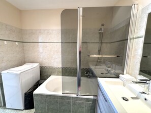 Hair dryer, towels - Hotel des Postes 2 (Niza)