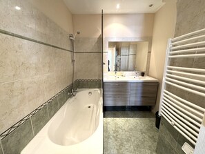 Hair dryer, towels - Hotel des Postes 2 (Niza)