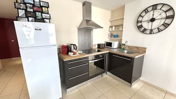 Een koelkast, een microgolfoven, een oven