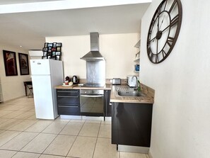 Fridge, microwave, oven, coffee/tea maker