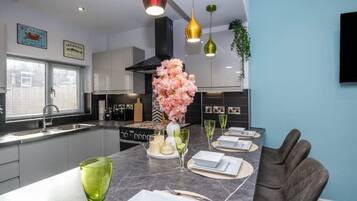 Cookware/dishes/utensils, dining tables