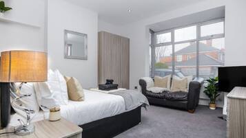3 bedrooms, iron/ironing board, WiFi, bed sheets