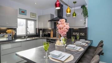 Cookware/dishes/utensils, dining tables