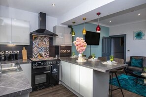Private kitchen - Huge Living Space Free Parking Business Leisure 5* (Stoke-on-Trent)